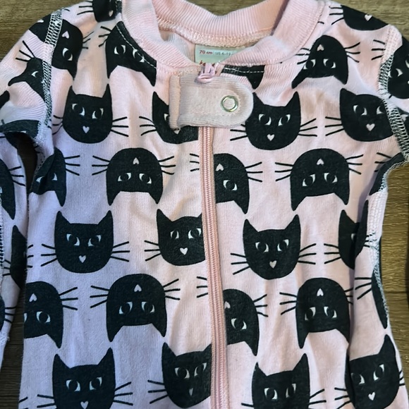 Hannah Andersson Pink zip up pajamas with black cats, size 6-12 months - Picture 4 of 4